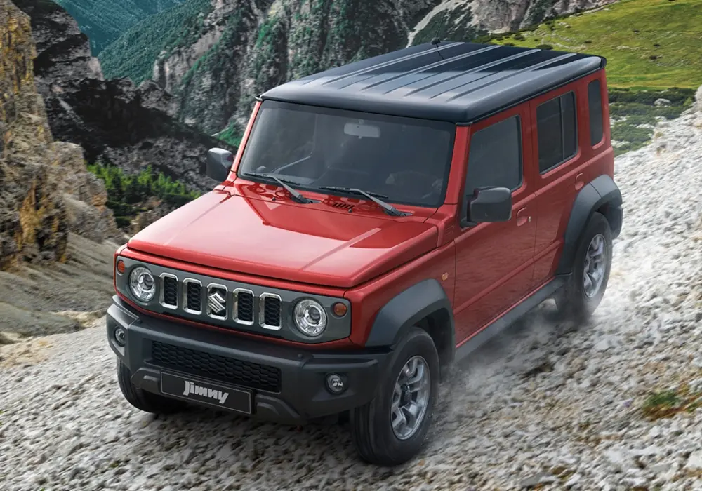 Suzuki Jimny rojo con tracción 4WD en terreno montañoso.