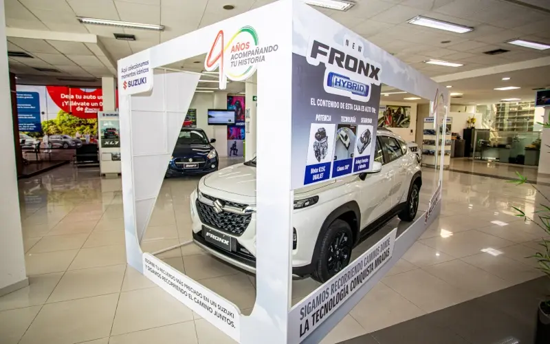 Suzuki Fronx híbrido en exhibición de los 40 años de Suzuki en Bolivia