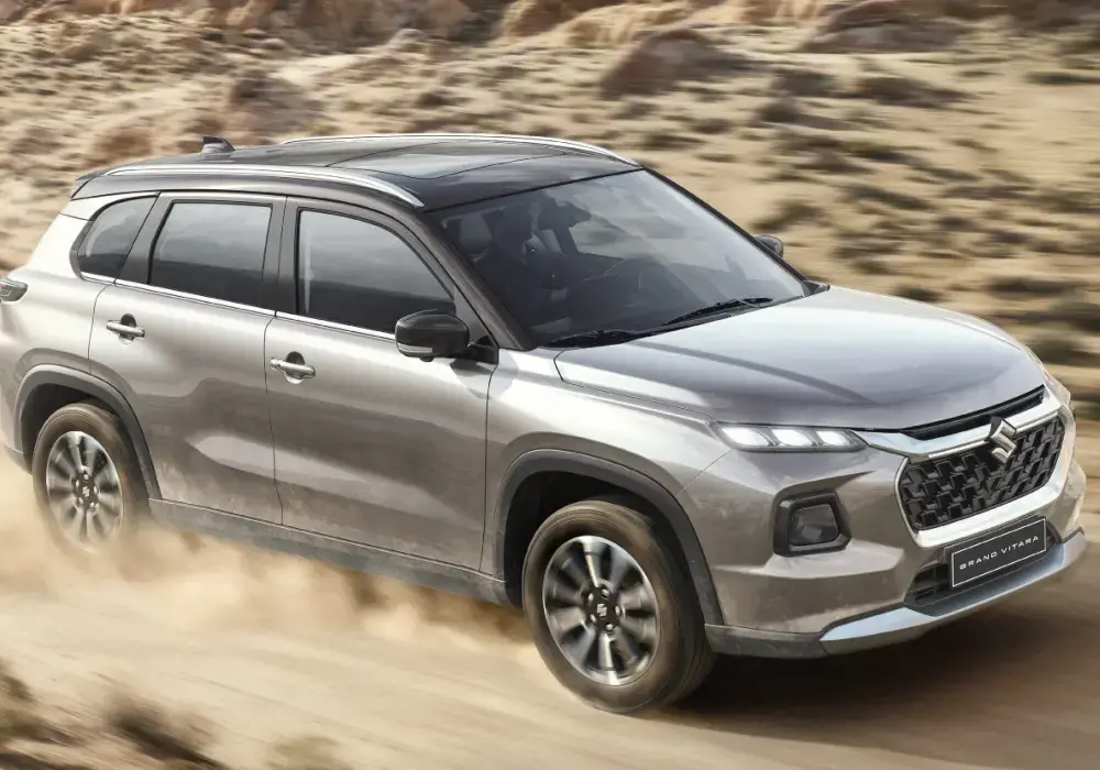 Suzuki Grand Vitara con tracción 4WD conduciendo en un terreno arenoso.